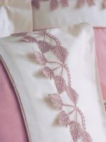 Niobe Pembe Brode Nakışlı Çift Kişilik Saten Nevresim - Görsel 3