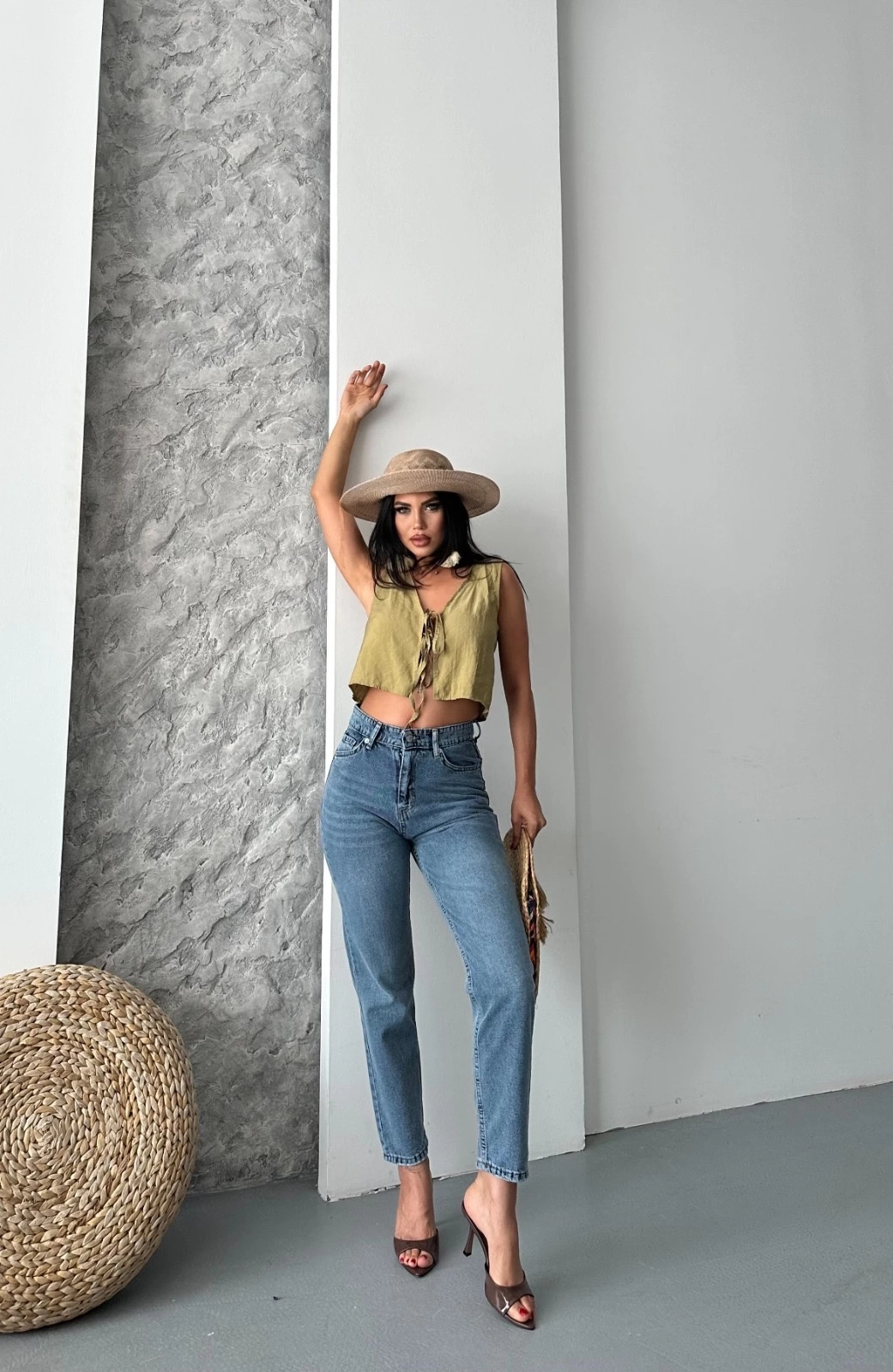 mom-fit-biyik-kar-yikama-jeans-pantolon-koyu-mavi-d2006-27503144-sw1041sh1600.png Mom fit bıyık kar yı jeans pantolon koyu mavi - Görsel 1