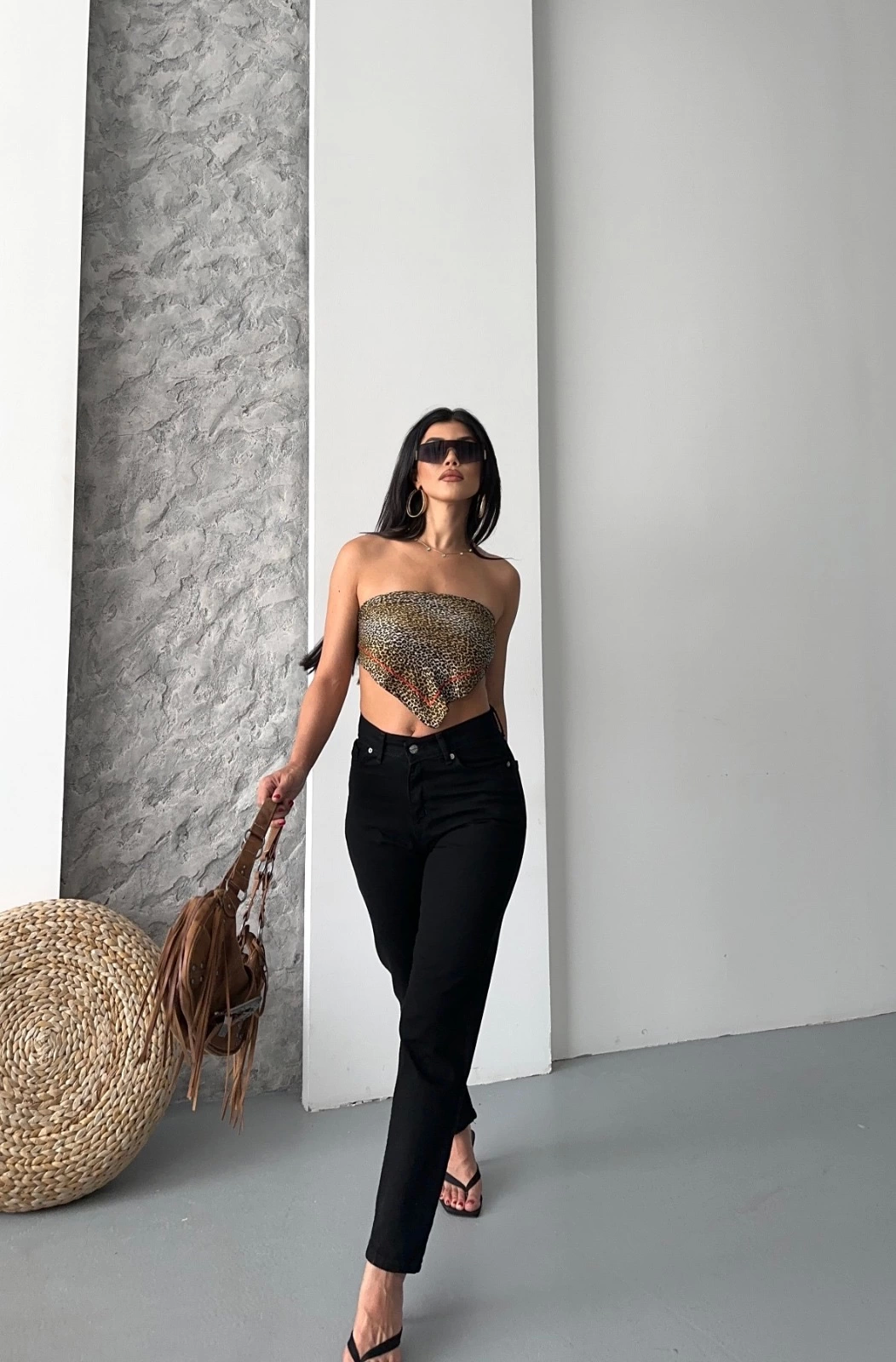 mom-fit-enzim-tas-yikama-jeans-pantolon-siyah-d2006-26809929-sw1052sh1600.png Mom fit enzim taş yı jeans pantolon siyah - Görsel 1