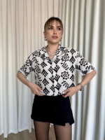 Siyah beyaz baskılı crop gömlek - Görsel 3