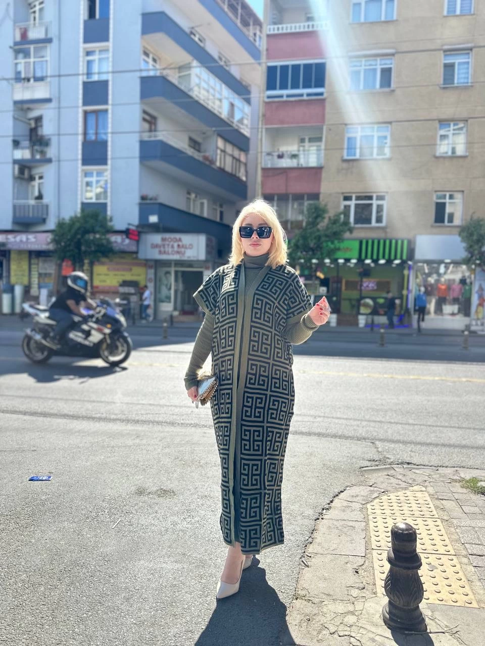 siyah-cizgi-desenli-elbiseli-hirka-triko-takim-haki-52657119-sw960sh1280.png Siyah çizgi desenli elbiseli hırka triko takım haki - Görsel 1