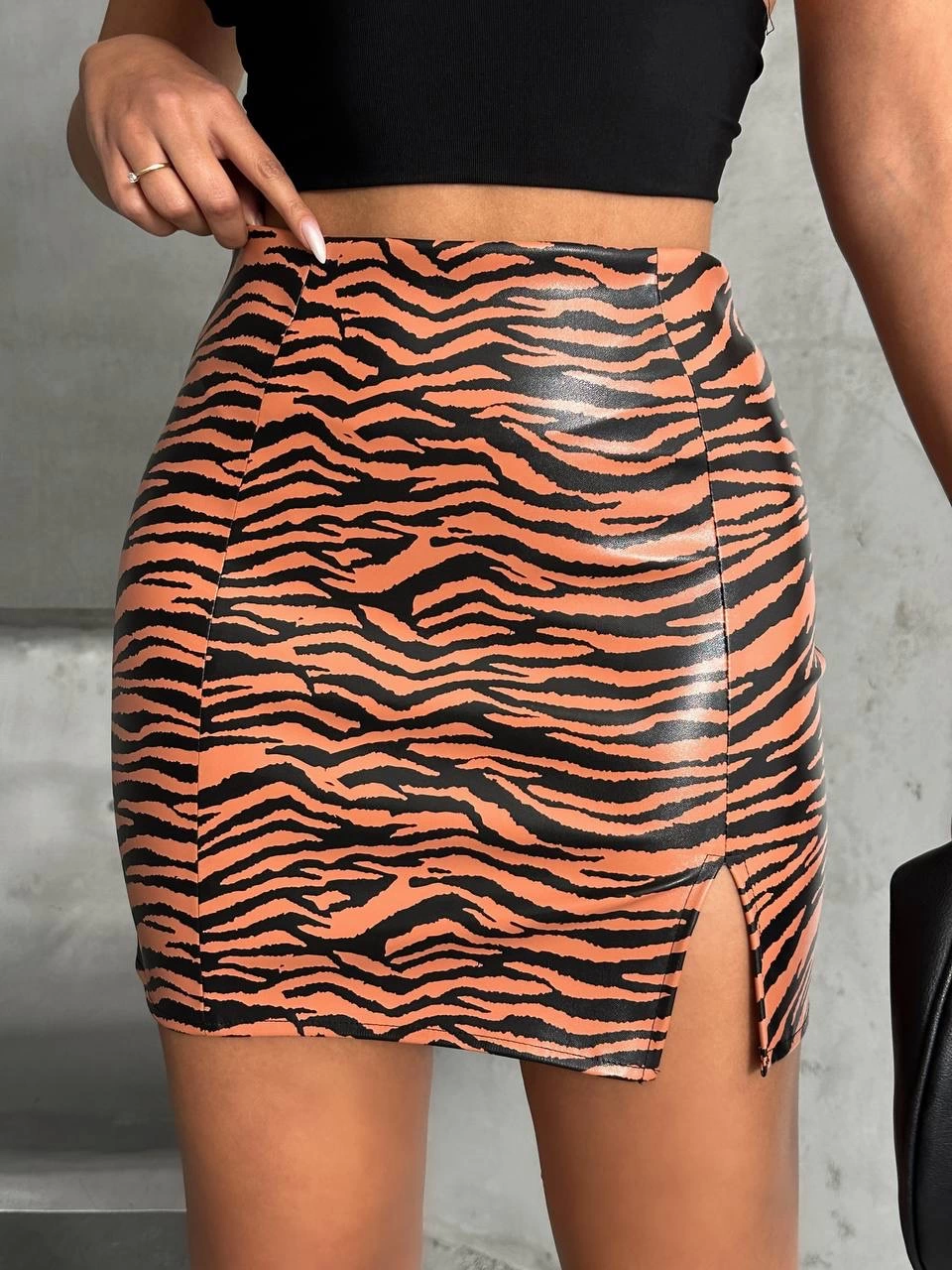 tek-yirtmacli-zebra-desenli-deri-etek-kahvesiyah-w24475-s-33608282-sw960sh1280.png Tek yırtmaçlı zebra desenli deri etek kahvesiyah w24475-S - Görsel 1