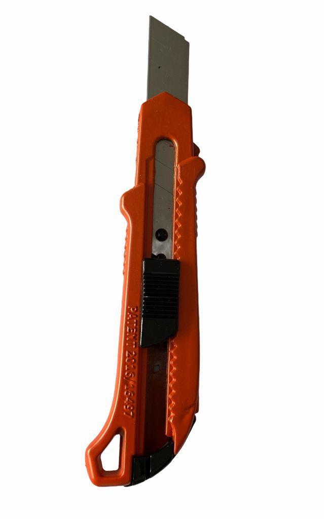 master-profesyonel-metal-maket-bicagi-18-mm-56028.jpg Master Profesyonel Alüminyum Gövdeli Maket Bıçağı 18 mm - Görsel 1