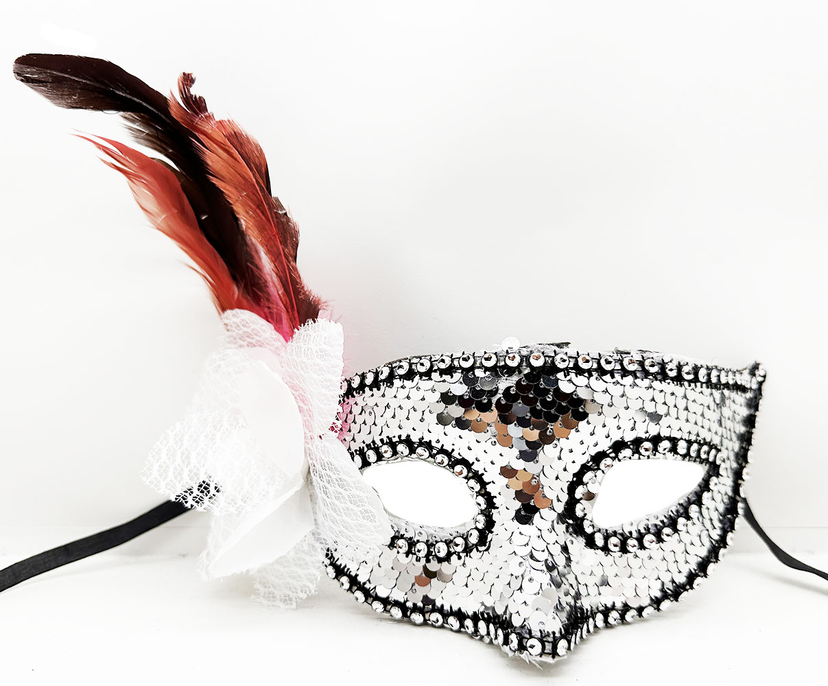 gumus-renk-yandan-tuylu-gullu-gumus-tasli-pullu-maske-20x22-cm-resim-4744.jpeg Gümüş Renk Yandan Tüylü Güllü Gümüş Taşlı Pullu Maske 20x22 cm - Görsel 1