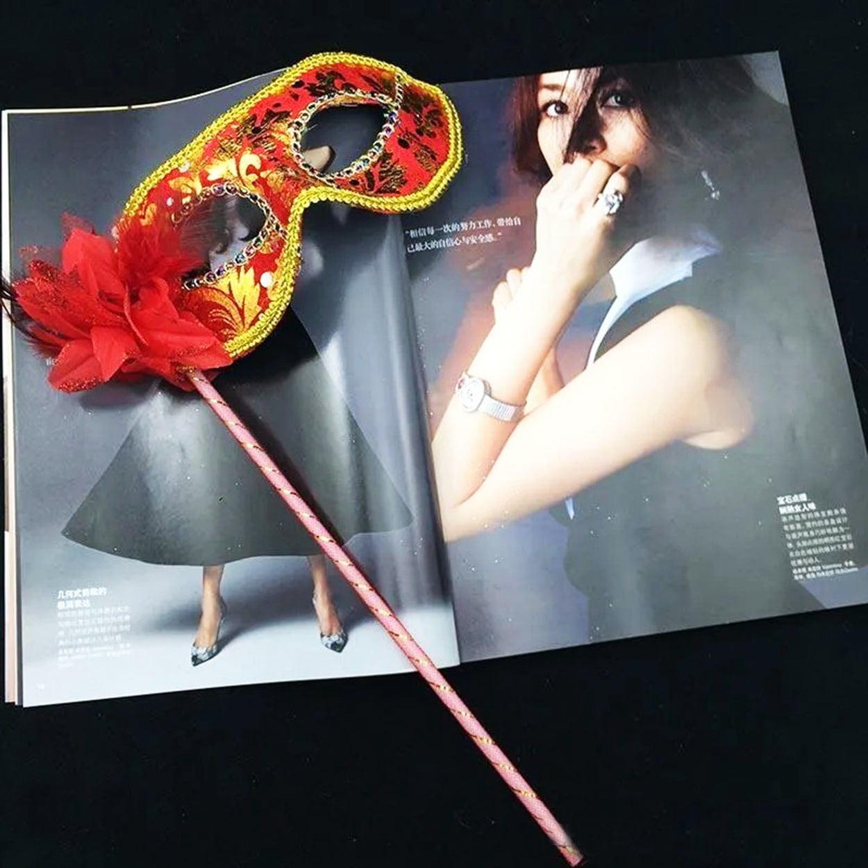 luks-tasli-sapli-maskeli-balo-maskesi-kirmizi-renk-35-cm-resim-5012.jpg Lüks Taşlı Saplı Maskeli B Maskesi Kırmızı Renk 35 cm - Görsel 1