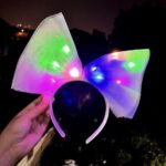 Rengarenk Led Işıklı Fiyonk Şekilli Tül Parti Tacı Beyaz Renk 25x25 cm - Görsel 3