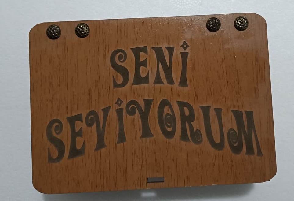 seni-seviyorum-ahsap-hediye-kutusu-sevgiliye-hediye-resim-2853.jpeg Seni Seviyorum Ahşap Hediye Kutusu Sevgiliye Hediye - Görsel 1